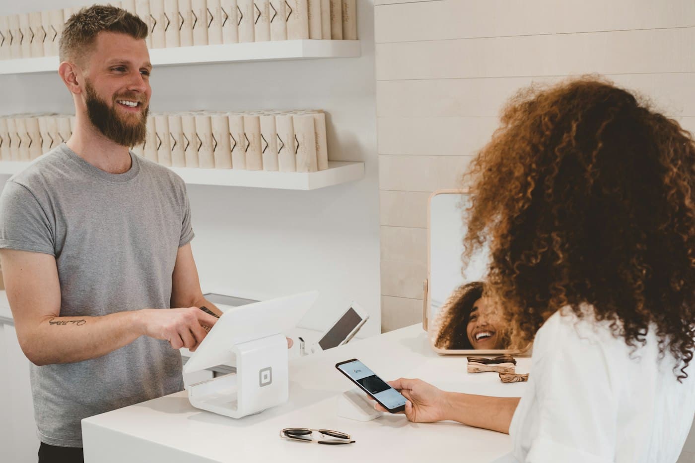Commerce équipé pour vendre en boutique et en ligne avec paiement mobile